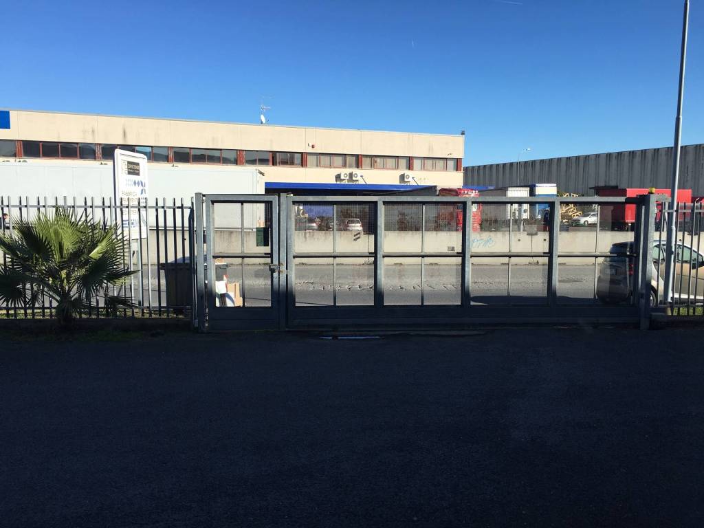 locale commerciale in vendita a Monterotondo in zona Stazione