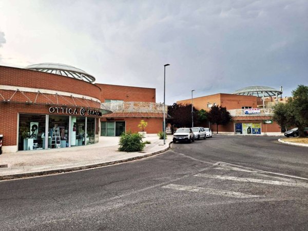 negozio in vendita a Monterotondo in zona Stazione