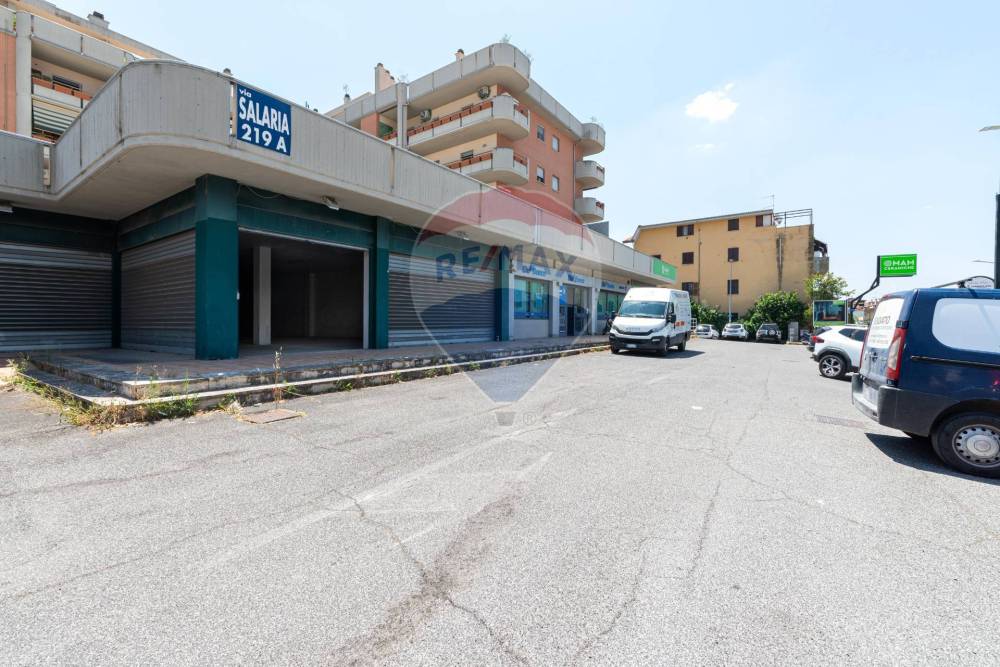 locale commerciale in vendita a Monterotondo