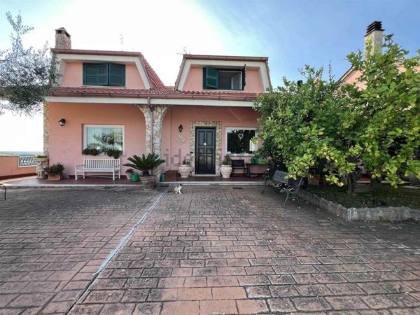 casa indipendente in vendita a Monterotondo in zona Stazione