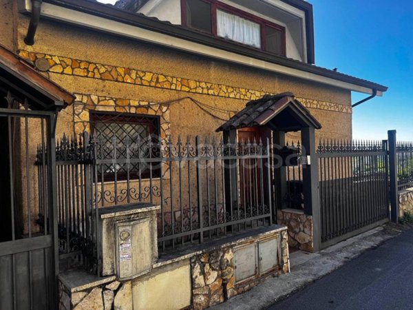 casa indipendente in vendita a Monterotondo in zona Stazione