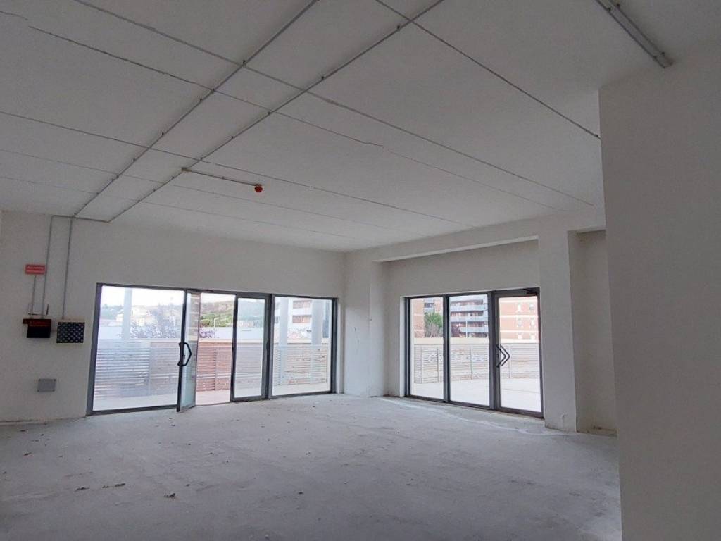 negozio in vendita a Monterotondo in zona Stazione