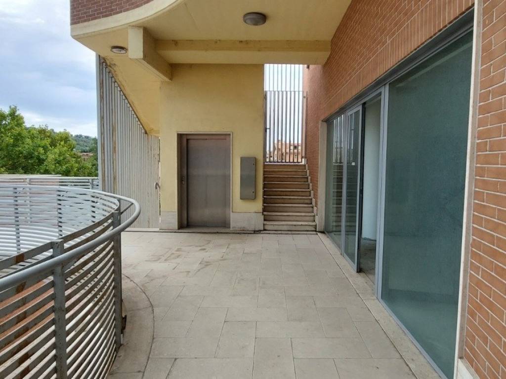 negozio in vendita a Monterotondo in zona Stazione