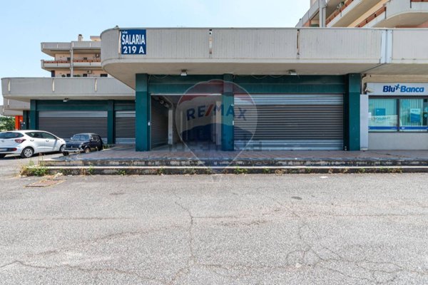 locale commerciale in vendita a Monterotondo in zona Stazione