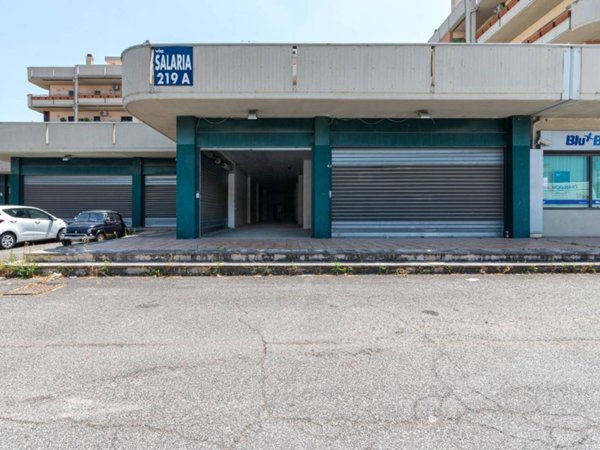 negozio in vendita a Monterotondo in zona Stazione