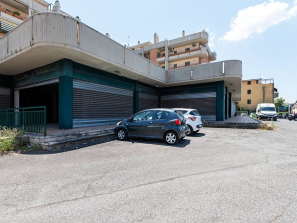 negozio in vendita a Monterotondo in zona Stazione