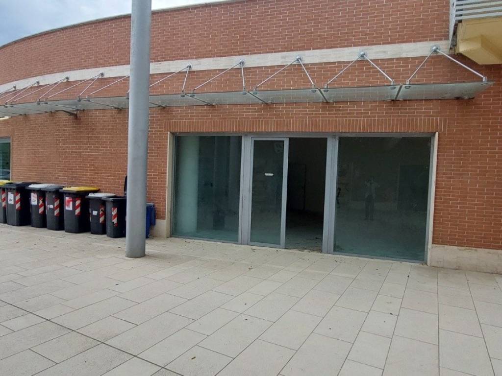negozio in vendita a Monterotondo in zona Stazione