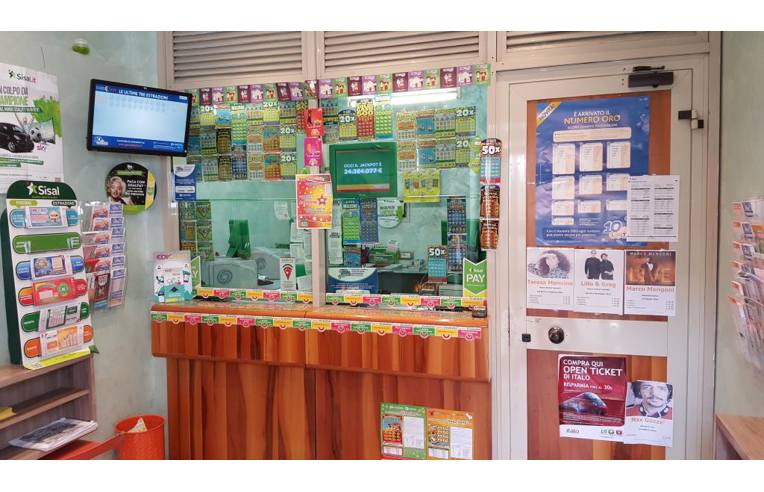 negozio in vendita a Monterotondo in zona Stazione