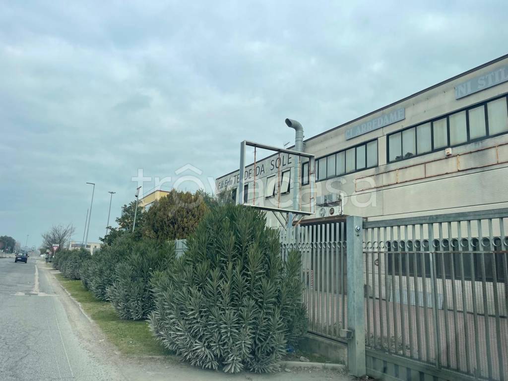 locale commerciale in vendita a Monterotondo in zona Stazione