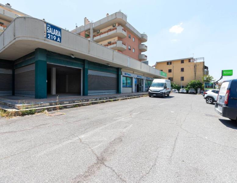 locale commerciale in vendita a Monterotondo