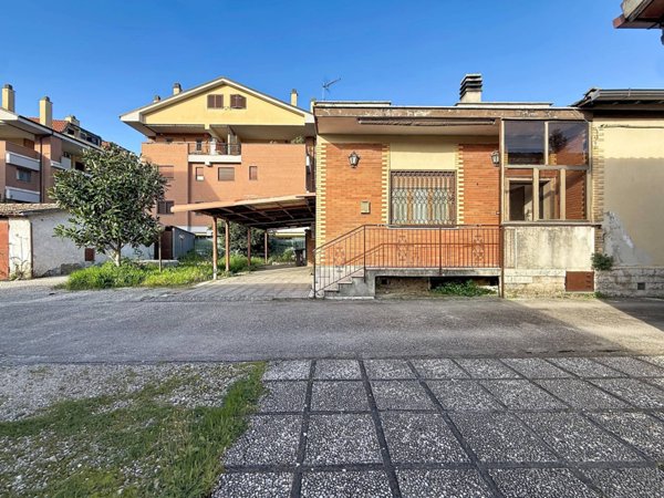 casa indipendente in vendita a Monterotondo in zona Stazione
