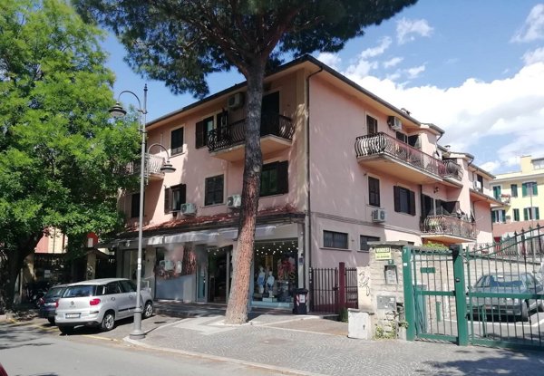 negozio in vendita a Monterotondo