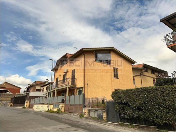 appartamento in vendita a Monterotondo in zona Cerqueto