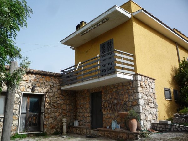 casa indipendente in vendita a Moricone