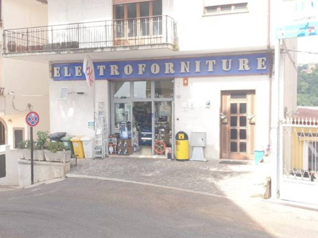 locale commerciale in vendita a Morlupo