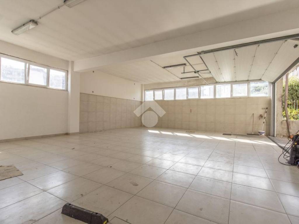 locale commerciale in vendita a Morlupo