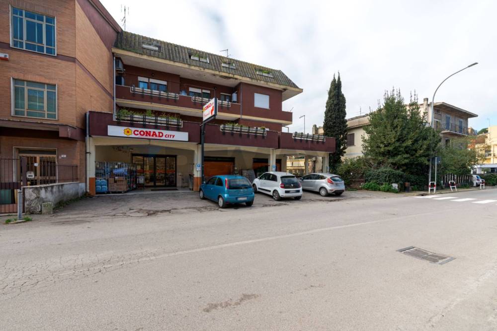 locale commerciale in vendita a Morlupo