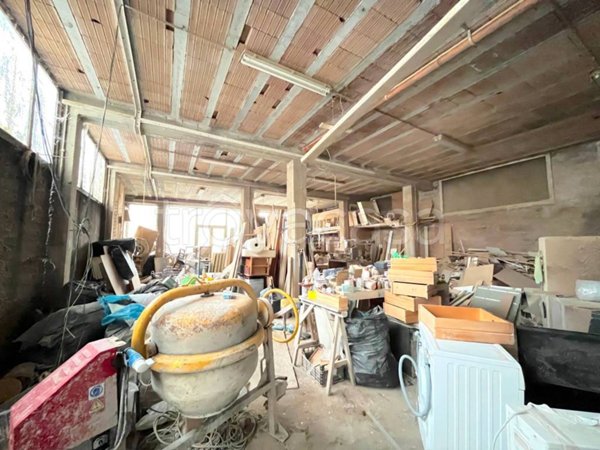 locale commerciale in vendita a Morlupo