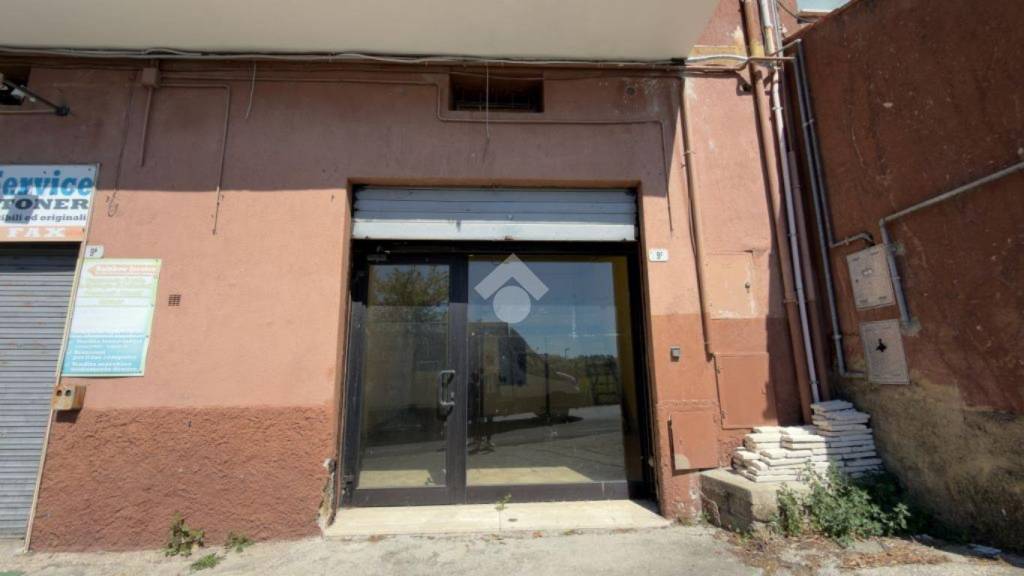 locale commerciale in vendita a Morlupo