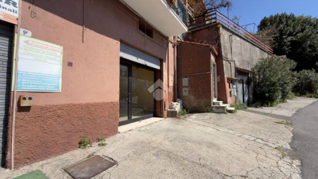 locale commerciale in vendita a Morlupo