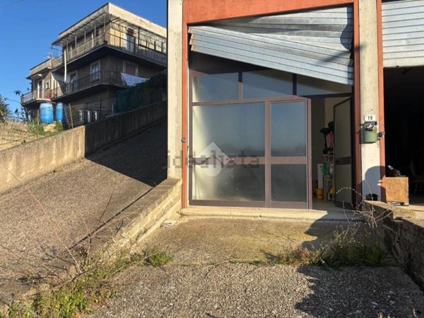 locale commerciale in vendita a Morlupo