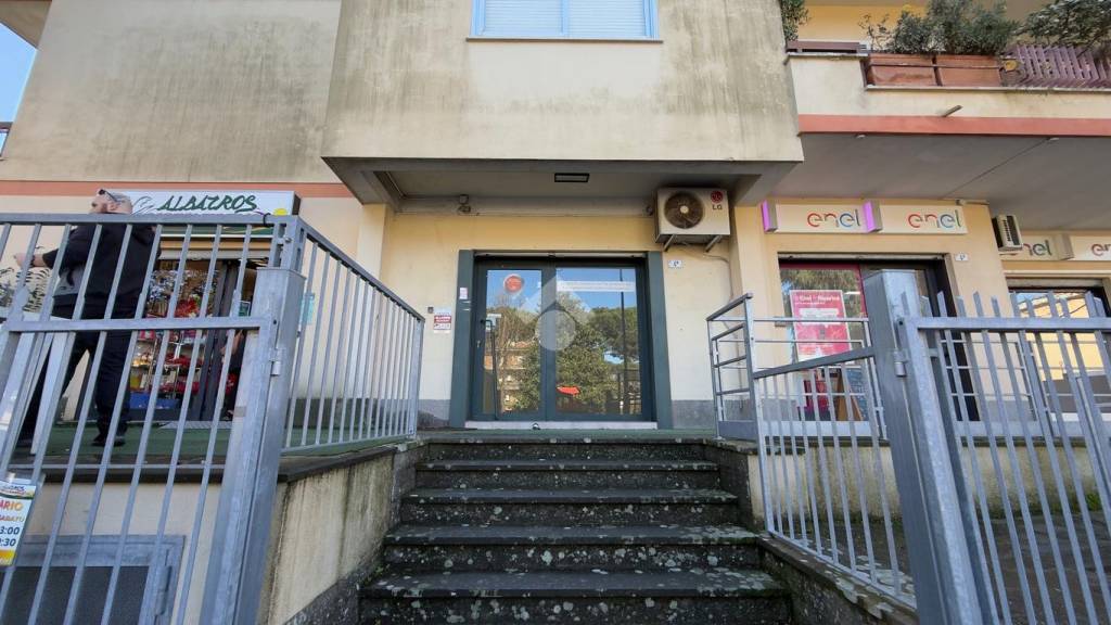 locale commerciale in vendita a Morlupo
