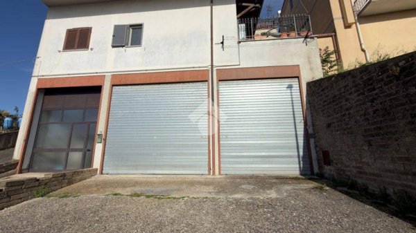locale commerciale in vendita a Morlupo