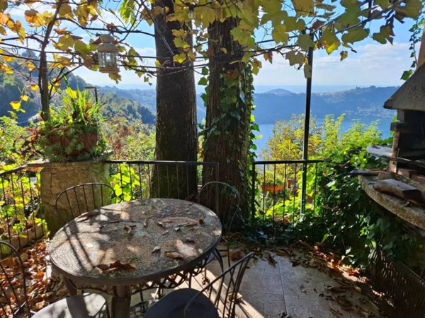 casa indipendente in vendita a Nemi