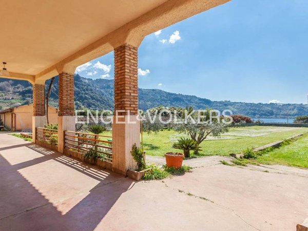 casa indipendente in vendita a Nemi