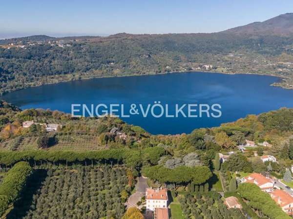 casa indipendente in vendita a Nemi