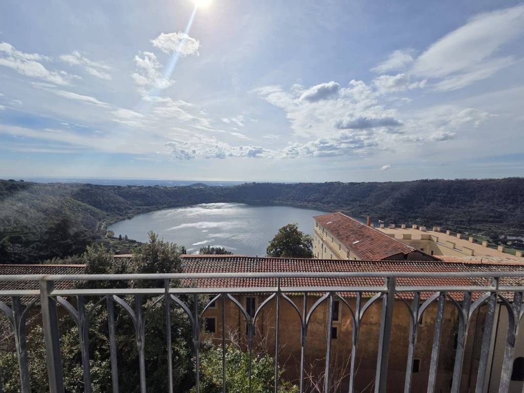 casa indipendente in vendita a Nemi