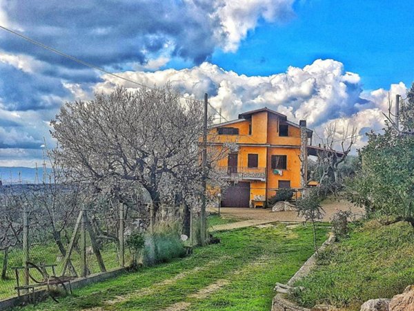 casa indipendente in vendita a Nerola