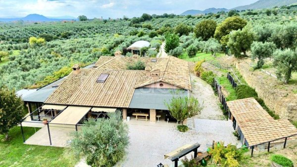 casa indipendente in vendita a Nerola