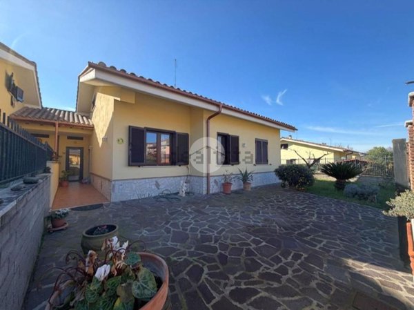 casa indipendente in vendita a Nerola