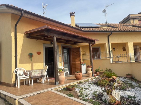 casa indipendente in vendita a Nerola