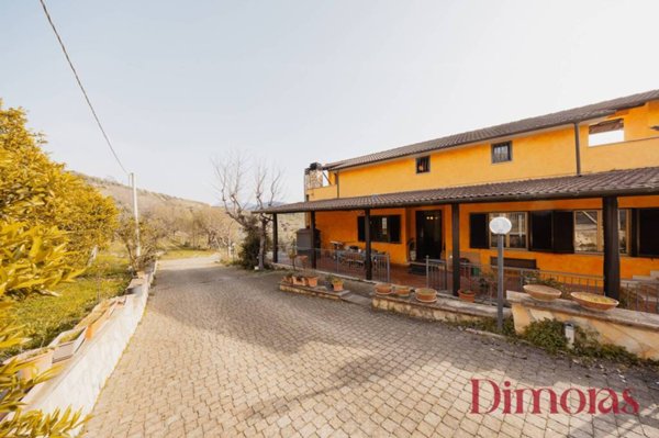 casa indipendente in vendita a Nerola