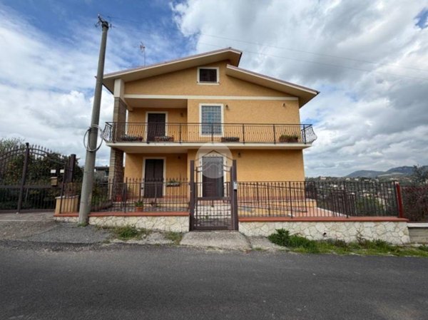 casa indipendente in vendita a Nerola in zona Acquaviva