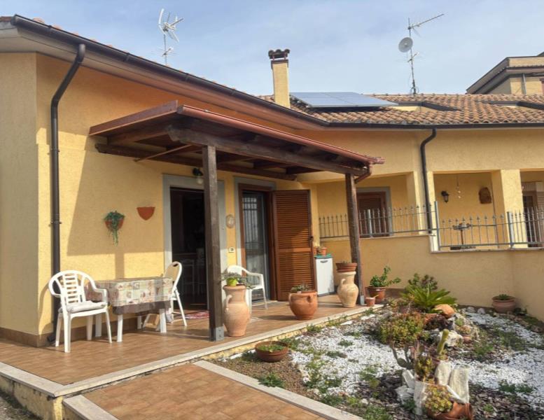 casa indipendente in vendita a Nerola