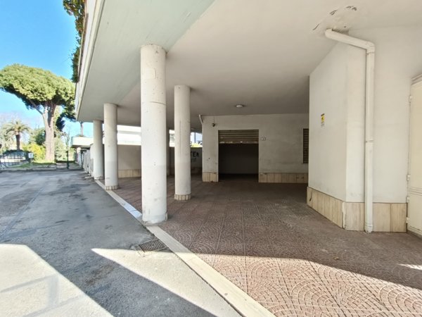 locale commerciale in vendita a Nettuno