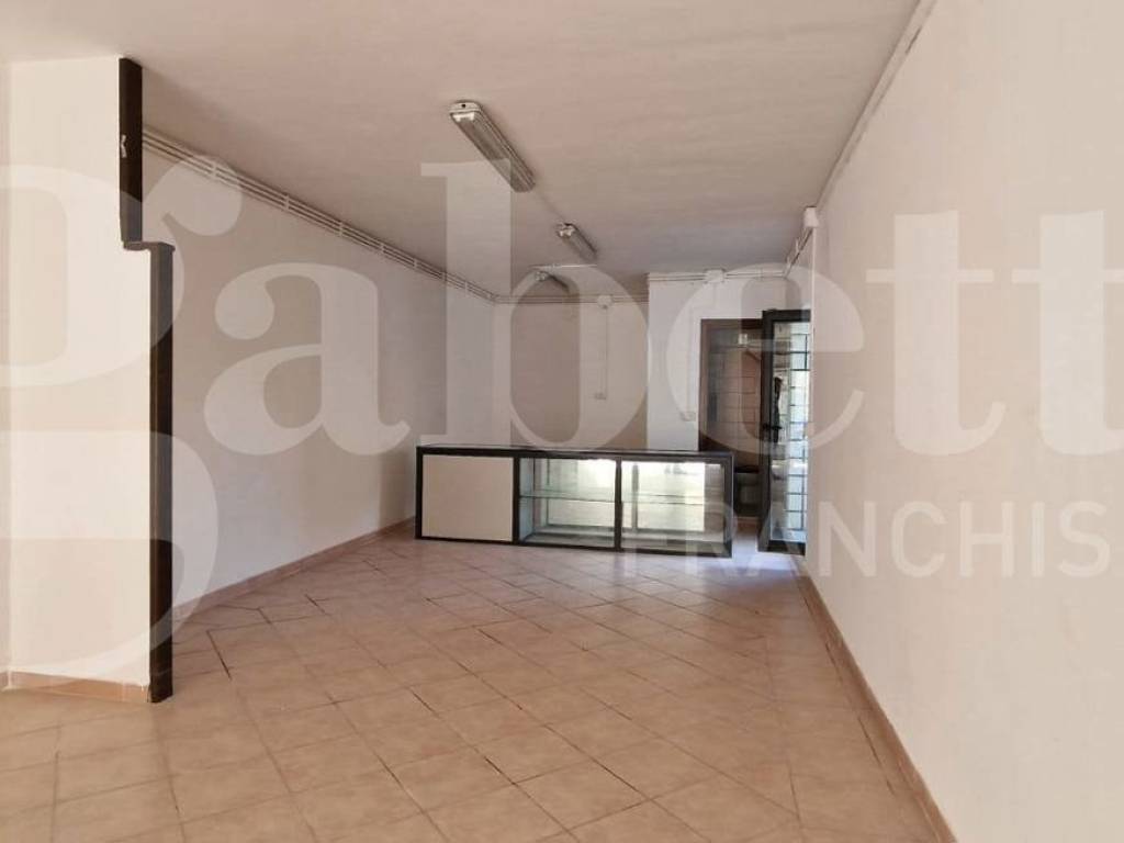 locale commerciale in vendita a Nettuno