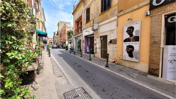 locale commerciale in vendita a Nettuno