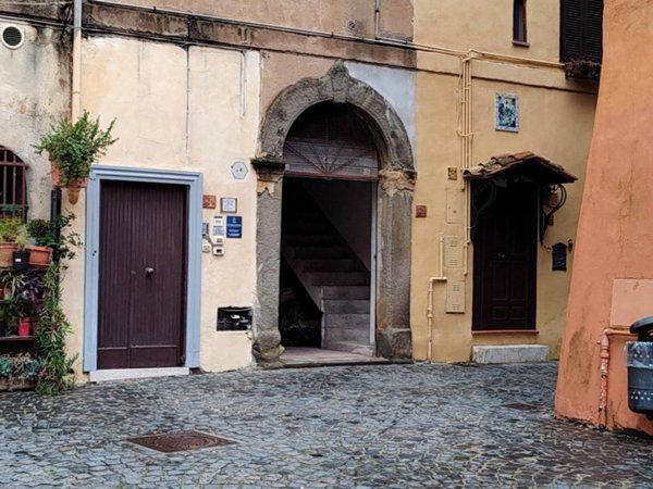 locale commerciale in vendita a Nettuno