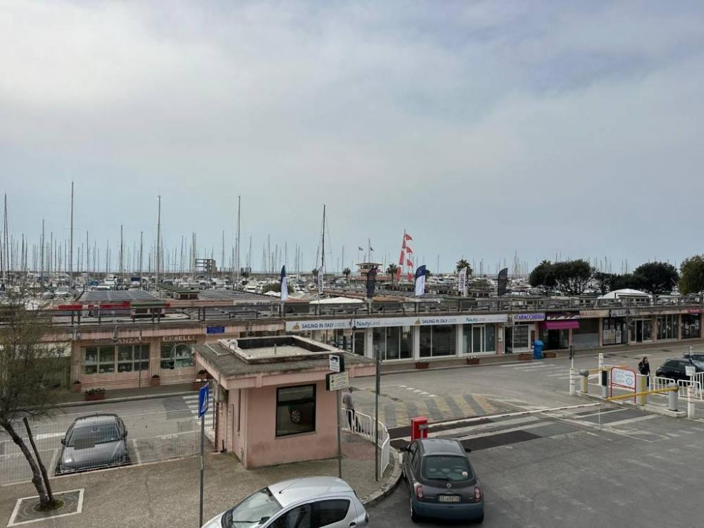 locale commerciale in vendita a Nettuno