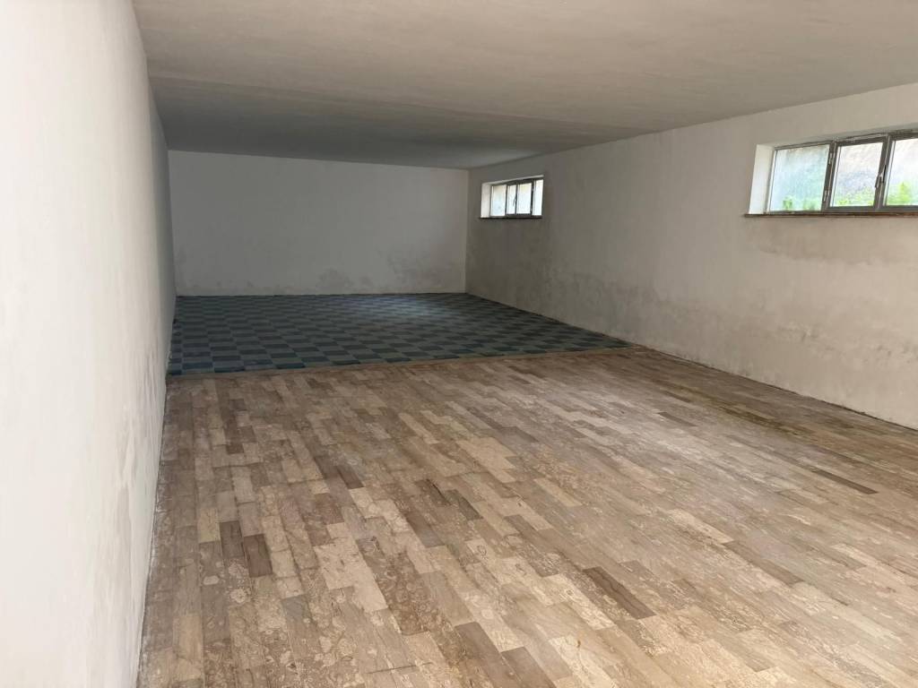 locale commerciale in vendita a Nettuno