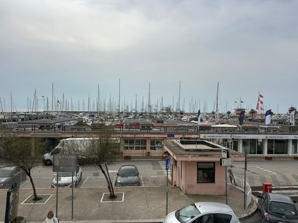 locale commerciale in vendita a Nettuno