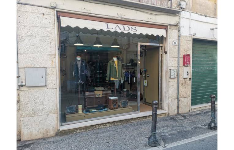 locale commerciale in vendita a Nettuno