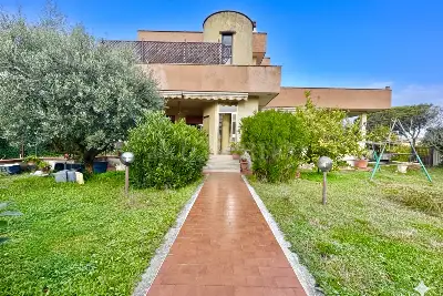 casa indipendente in vendita a Nettuno