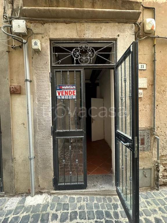 locale commerciale in vendita a Nettuno