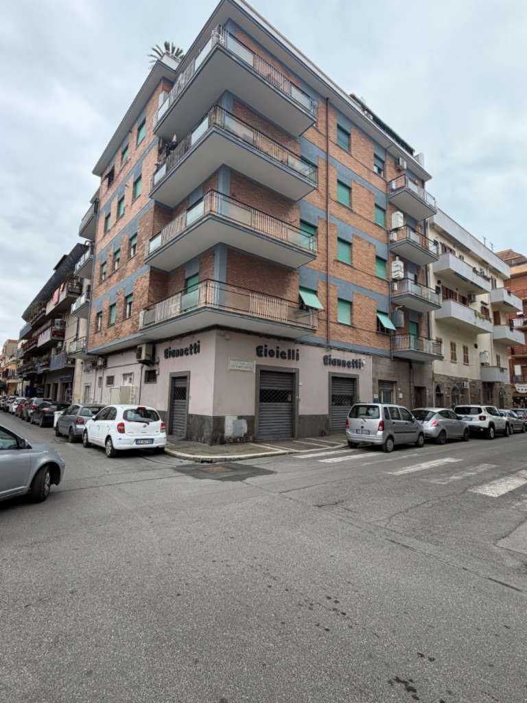 locale commerciale in vendita a Nettuno