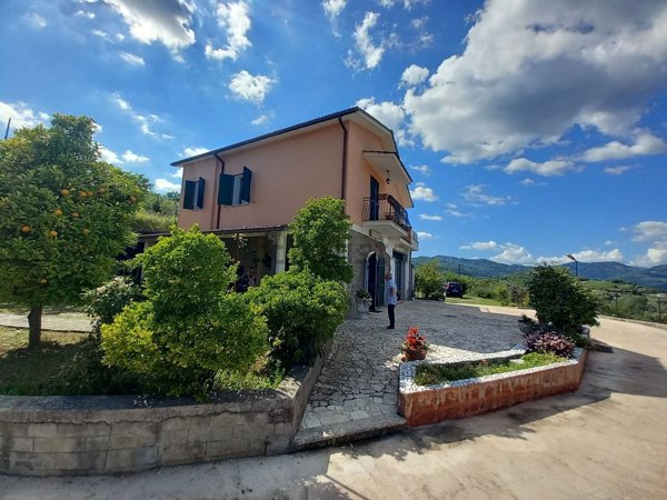 casa indipendente in vendita ad Olevano Romano